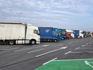 ПОЧЕЛИ ПРОТЕСТИ ПРЕВОЗНИКА: На неким прелазима нема камиона (ФОТО)