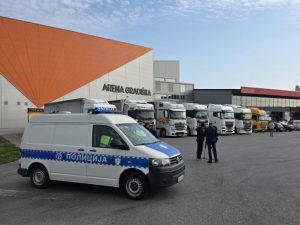 ПРОТЕСТИ ТРАЈАЛИ 10 МИНУТА: Превозници код ГП Градишка направили два круга у кружном току