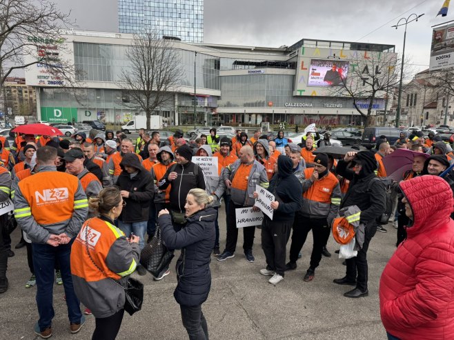 ЗБОГ НЕУСВАЈАЊА ПРИВРЕМЕНИХ МЈЕРА ЗА УВОЗ ЧЕЛИКА: Радници Нове жељезаре Зеница протестују испред заједничких институција у Сарајеву