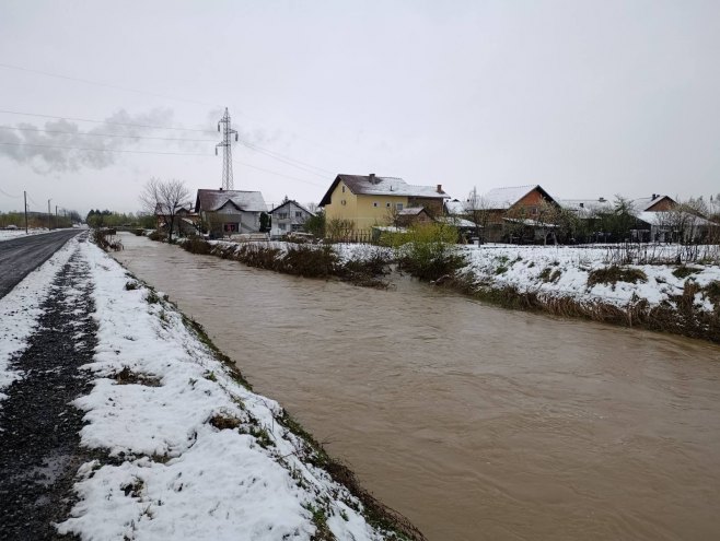 ВОДОСТАЈИ У СРПСКОЈ У ПОРАСТУ: Бројна домаћинства и путеви под водом