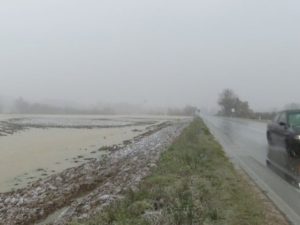 VODA SE IZLILA NA KOLOVOZ: Usporen saobraćaj na ulazu u Doboj