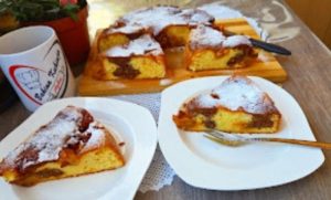 КОЛАЧ СА КАРАМЕЛИЗОВАНИМ ЈАБУКАМА: Неодољиво укусан