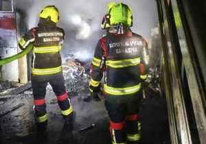 VATROGASCI BRZO REAGOVALI: Požar na benzinskoj pumpi u Banjaluci