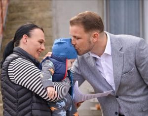 NJIHOV DOM JE SADA I PRAVNO ZAŠTIĆEN: Stanivuković uručio rješenje o legalizaciji porodici malog Damjana (FOTO)