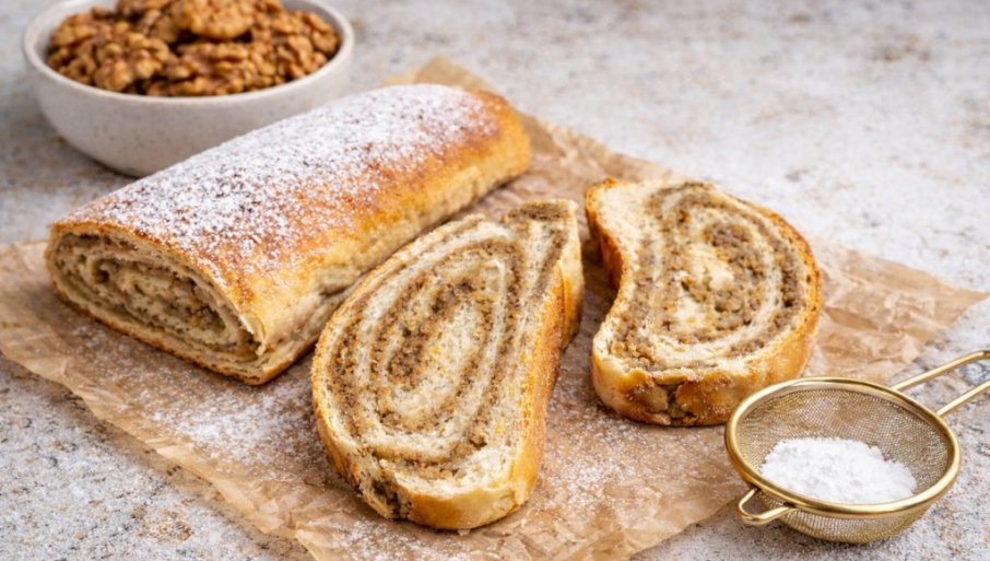 ДОМАЋА ШТРУДЛА СА ОРАСИМА: Мекана, мирисна и богата филом (РЕЦЕПТ)