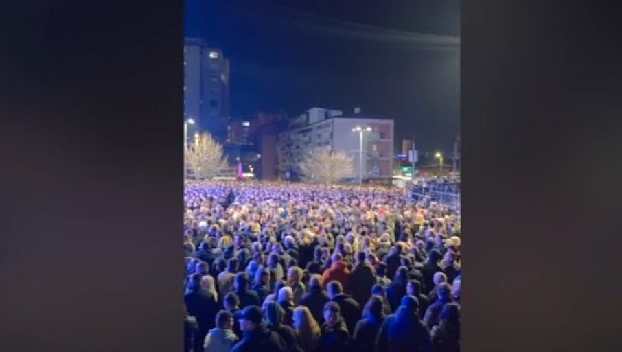 ВИШЕ ОД 10.000 ЉУДИ НА СКУПУ У ВРАЊУ: Србија обиљежава Дан сјећања на страдале у НАТО бомбардовању