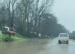 POTOPLJENE ULICE U DOBOJU: Bujične vode izazvale haos na putevima (VIDEO)