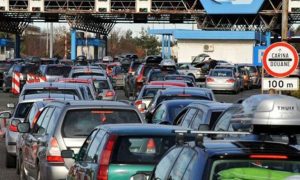 ГУЖВА НА ГРАНИЦИ:  На Изачићу забрањен саобраћај шлеперима и теретњацима са приколицом