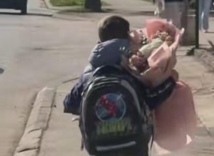 НОСИО ВЕЋИ БУКЕТ ОД СЕБЕ: Мали Бањалучанин освојио све симпатије (ВИДЕО)