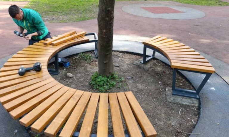 OBNOVLJENE KLUPE U BANJALUČKOM NASELJU: Igralište dobilo novo lice