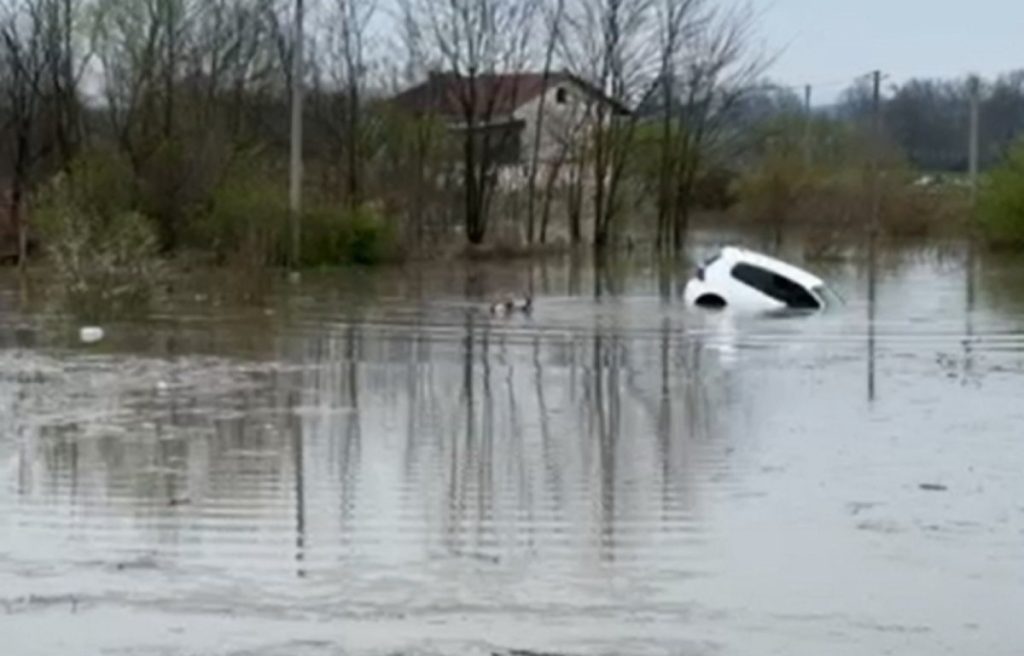 ДРАМА У ПРИЈЕДОРУ: Поплава однијела аутомобил, возач једва извукао живу главу (ВИДЕО)