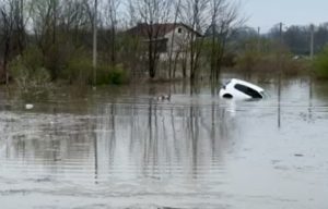 ДРАМА У ПРИЈЕДОРУ: Поплава однијела аутомобил, возач једва извукао живу главу (ВИДЕО)