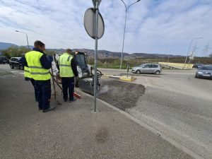 РАДОВИ НА ПУТУ: Почело „крпљење“ ударних рупа у Бањалуци (ФОТО)