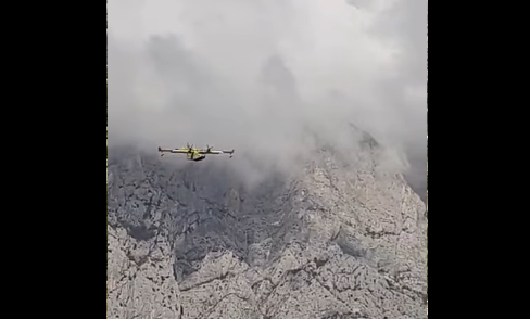 ГОРИ ИЗНАД МАКАРСКЕ: Ватра захватила шуму и ниско растиње (ВИДЕО)