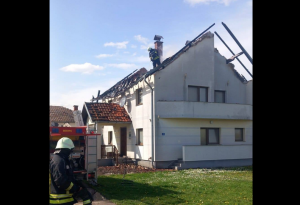 POŽAR U BIJELJINI: Gorio krov kuće, brzom reakcijom vatrogasaca spriječena veća šteta