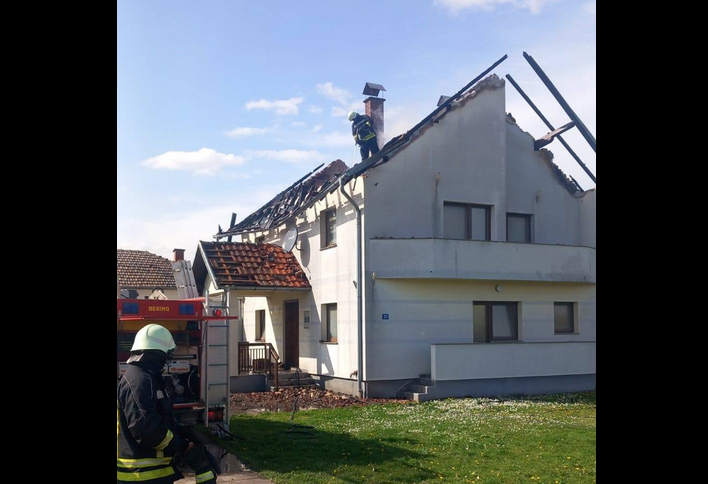 ПОЖАР У БИЈЕЉИНИ: Горио кров куће, брзом реакцијом ватрогасаца спријечена већа штета