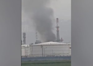 ХИЉАДЕ ЉУДИ ОСТАЛНО БЕЗ СТРУЈЕ: Рафинерија нафте Хаифа у пламену након иранског напада