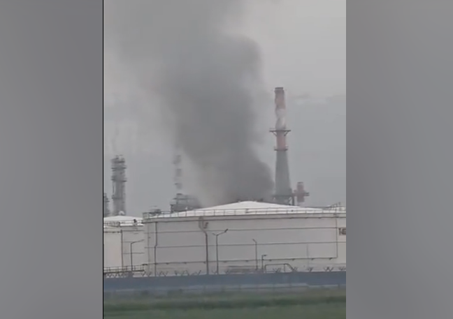 ХИЉАДЕ ЉУДИ ОСТАЛНО БЕЗ СТРУЈЕ: Рафинерија нафте Хаифа у пламену након иранског напада