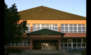 ИНЦИДЕНТ У БАЊАЛУЧКОЈ ШКОЛИ: Дјевојчица напала вршњакињу, окупљени снимали телефоном сукоб