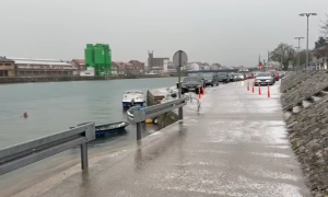 NEVRIJEME STIGLO U HRVATSKU: Padavine napravile haos u saobraćaju, grad zasuo obalu mora (VIDEO)