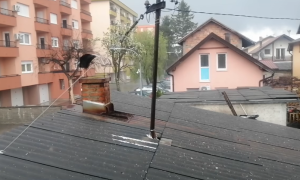 ПРОЛОМ ОБЛАКА: Невријеме протутњало Градишком, падао и град (ВИДЕО)