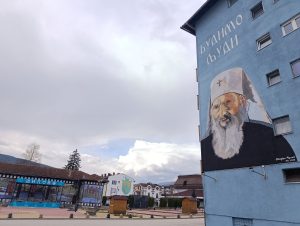 ШИПОВО ДОБИЛО МУРАЛ ПАТРИЈАРХА ПАВЛА: Шиповљани и туристи свих националности задивљени портретом (ФОТО)