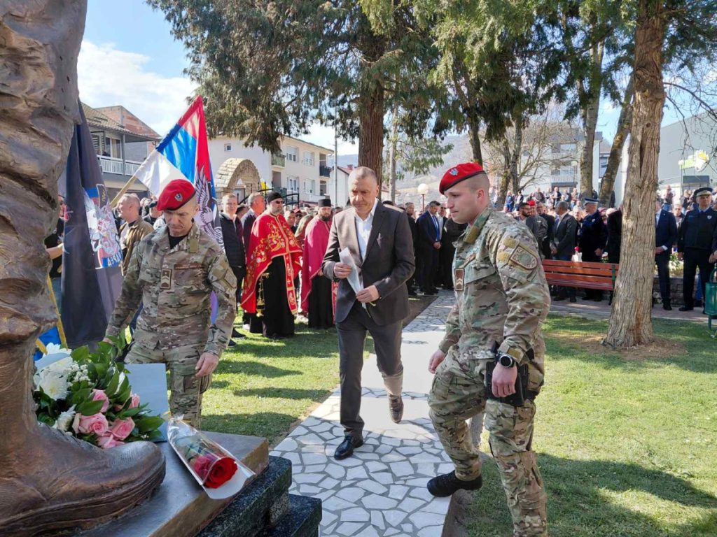 U ŠEKOVIĆIMA OBILJEŽAVANJE 33 GODINE OD OSNIVANJA DRUGOG ODREDA SPECIJALNE BRIGADE: Otkriven spomenik Miloradu Miši Pelemišu, odlikovanom kapetanu VRS (FOTO)