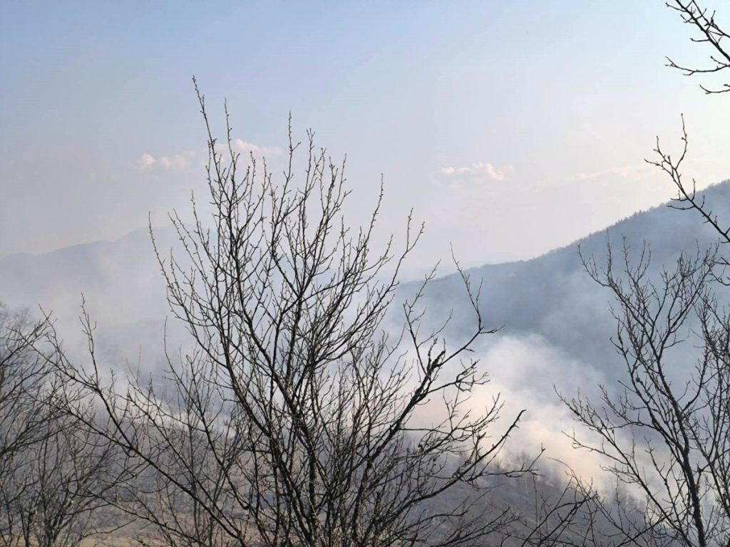 ZABILJEŽENO 20 POŽARA NA OTVORENOM ZBOG PALJENJA NISKOG RASTINJA, TRAVE I OTPADA: Vatrogasno-spasilačka brigada Banjaluka imala pune ruke posla (FOTO)