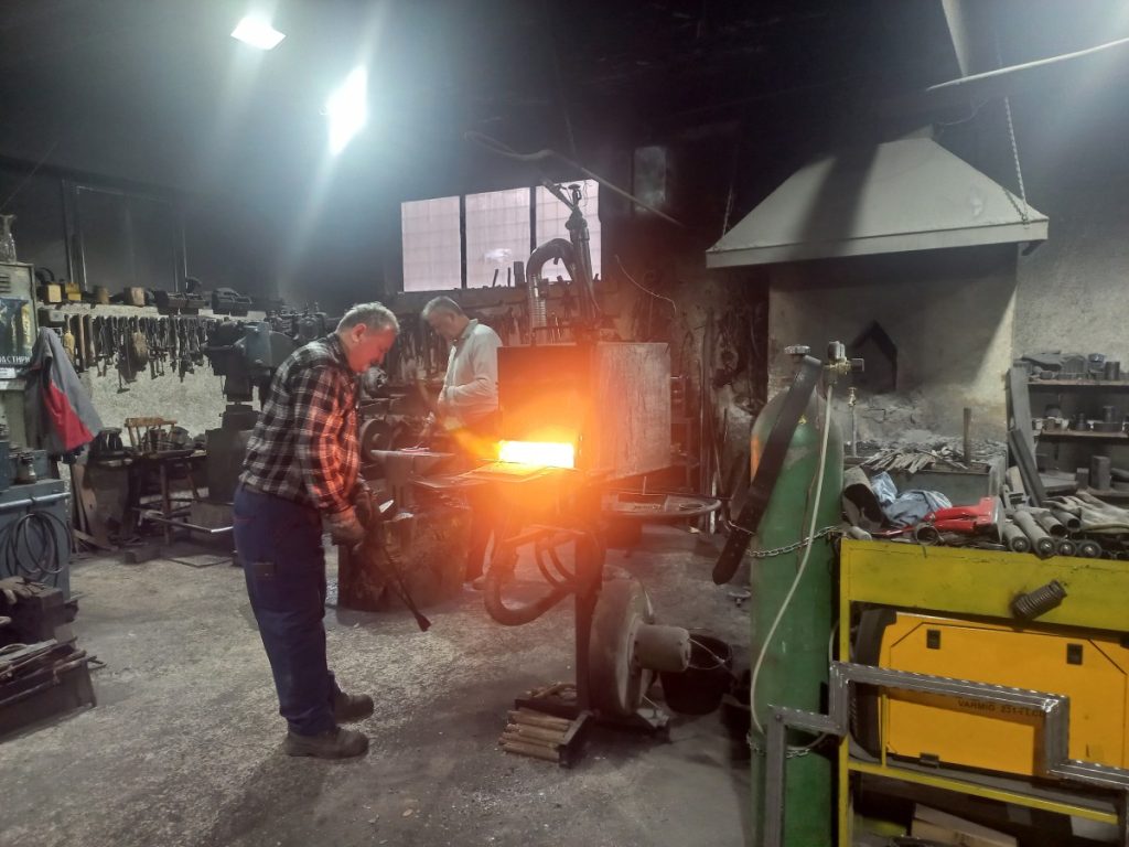 „ПУНЕ РУКЕ ПОСЛА, АЛИ НИКО НЕЋЕ ОВО ДА РАДИ“: Стари занати полако изумиру у Српској (ФОТО)