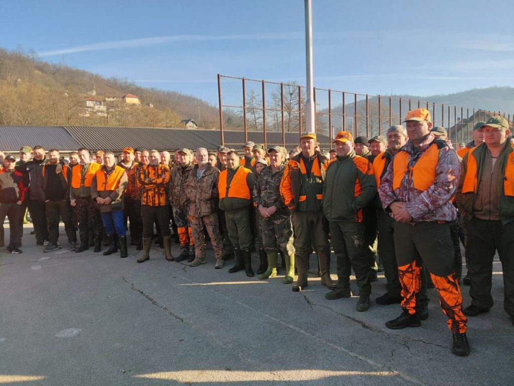 TRADICIONALNA HAJKA NA VUKA U MILIĆIMA: Okupilo se oko 400 lovaca (FOTO)