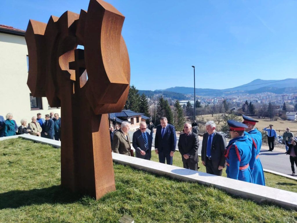 POČAST ODAO I DODIK: Položeni vijenci na spomenik stvaraocima i braniocima Srpske (FOTO)