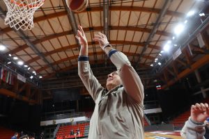 DODIK NA UTAKMICI IGOKEE: Nakon pobjede domaćina, zaigrao basket sa najmlađima (FOTO)