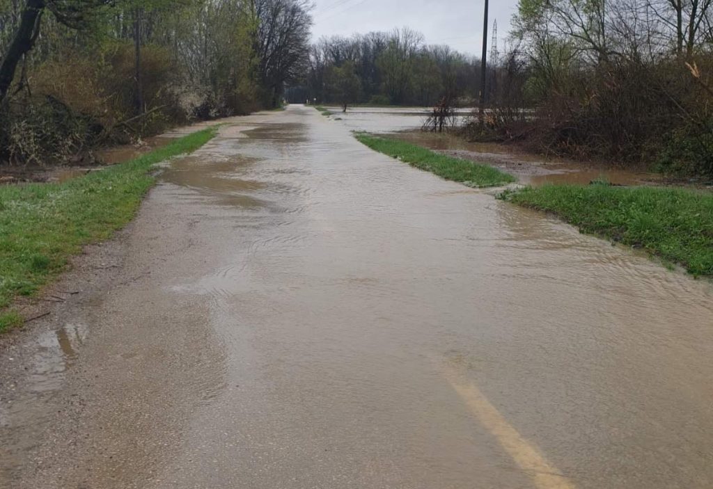 HAOS NA PUTEVIMA U SRPSKOJ: Na više dionica prekid saobraćaja, snijeg i kiša prave probleme