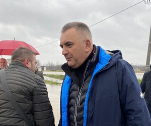 „SITUACIJA JE APSOLUTNO POD KONTROLOM“ Minić posjetio poplavljena područja (FOTO)
