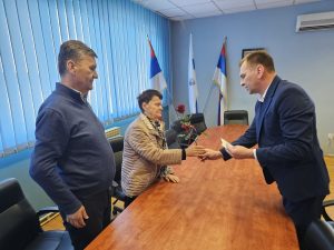 ПО 100 КМ ЗА 35 МАЈКИ ПОГИНУЛИХ БОРАЦА: Општина Угљевик уручила осмомартовски дар