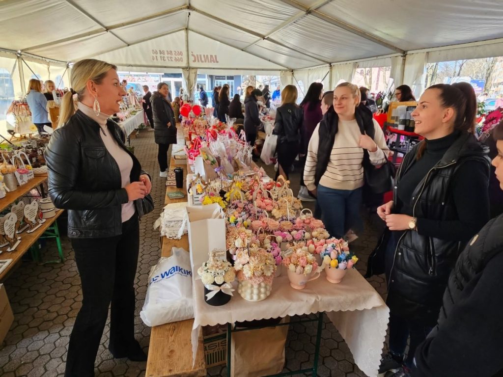 UNIKATNI PROIZVODI DOSTUPNI GRAĐANIMA: Sajam rukotvorina otvoren u Tesliću