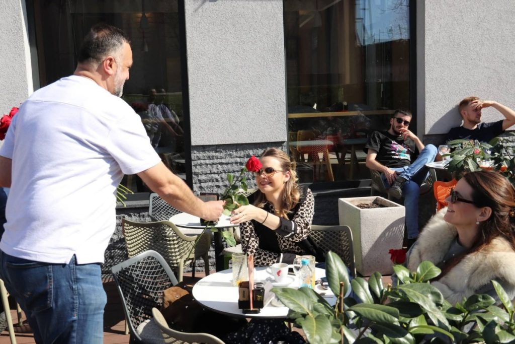 OSMI MART U DERVENTI: Gradonačelnik sugrađankama dijelio ruže i čestitao praznik (FOTO)