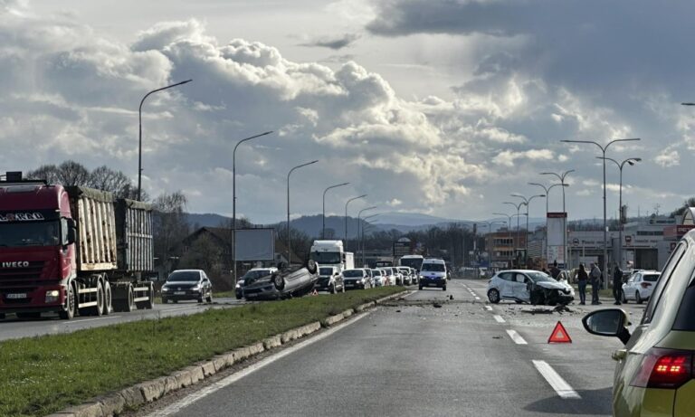 ТРИ ОСОБЕ ПРЕБАЧЕНЕ НА УКЦ: Детаљи удеса код Приједорске петље