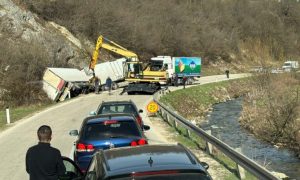 ИЗВЛАЧЕЊЕ ВОЗИЛА УСПОРИЛО САОБРАЋАЈ: Камион завршио у каналу на путу ка Мркоњић Граду