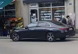 БАХАТО ПАРКИРАЊЕ: Аутомобил министра у Влади Српске стоји „на вратима“ апотеке (ВИДЕО)