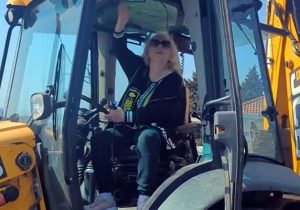 ZORICA MARKOVIĆ NA BAGERU: Pjevačica ne staje i pored zdravstvenih problema