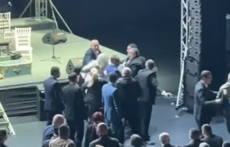 ИНЦИДЕНТ У ИСТОЧНОМ САРАЈЕВУ: Дарко Бабаљ се потукао пред почетак Академије поводом годишњице егзодуса Срба (ВИДЕО)