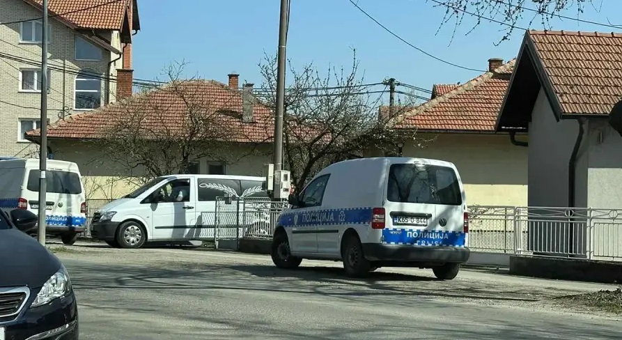 ПРВЕ ФОТОГРАФИЈЕ СА МЈЕСТА ТРАГЕДИЈЕ У БИЈЕЉИНИ: Полиција износи тијела, увиђај и даље траје