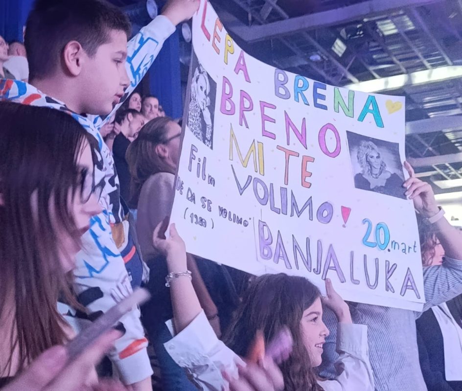 NAJMLAĐI DOČEKALI LEPU BRENU SA TRANSPARENTIMA: Pogledajte kakvo su iznenađenje priredili (FOTO/VIDEO)