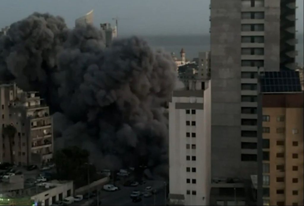 SRUŠENA VIŠESPRATNICA U BEJRUTU: Vazdušni udar Izraela na Liban, zgrada nestala za samo nekoliko sekundi (VIDEO)
