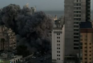 SRUŠENA VIŠESPRATNICA U BEJRUTU: Vazdušni udar Izraela na Liban, zgrada nestala za samo nekoliko sekundi (VIDEO)