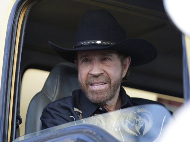 „ВАНЗЕМАЉЦИ ПОСТОЈЕ, САМО СЕ СКРИВАЈУ ОД ЧАК НОРИСА“ Како су настале шале о легендарном глумцу