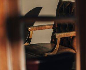 ЗА РУБРКУ ВЈЕРОВАЛИ ИЛИ НЕ: Општински суд продаје заплијењену фотељу због дуга за РТВ таксу (ФОТО)