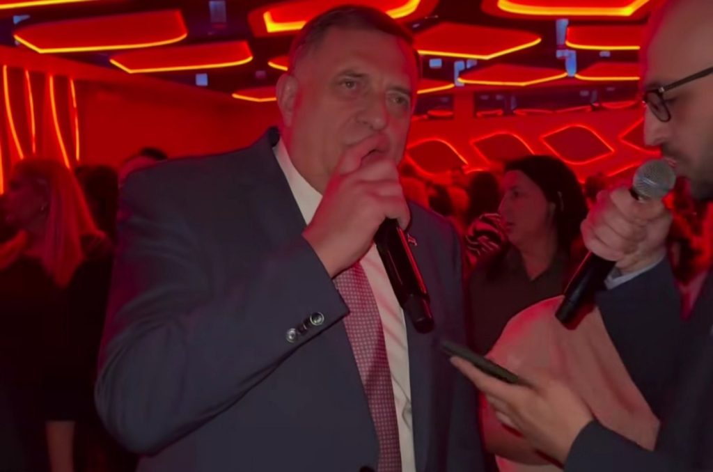 ДОДИК ЗАПЈЕВАО У ПРИЈЕДОРУ: Погледајте дјелић атмосфере са прославе Међународног дана жена (ВИДЕО)