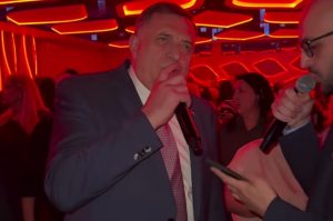 ДОДИК ЗАПЈЕВАО У ПРИЈЕДОРУ: Погледајте дјелић атмосфере са прославе Међународног дана жена (ВИДЕО)